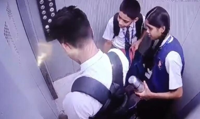 20 मिनट तक लिफ्ट में फंसे रहे तीन स्कूली बच्चे