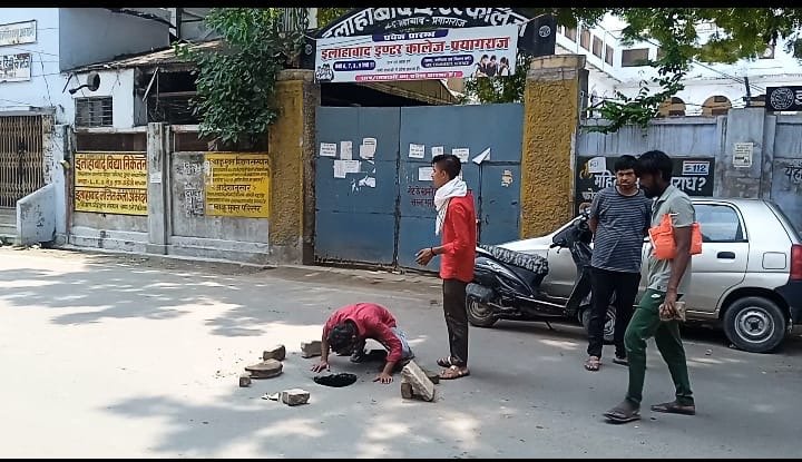 इलाहाबाद इंटर कॉलेज के सामनें की रोड में लगभग 10 फ़ीट गहराई का गड्डा ।