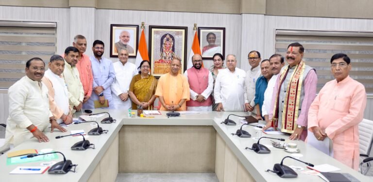 मुख्यमंत्री योगी आदित्यनाथ से शुक्रवार को उनके सरकारी आवास पर आगरा मंडल से आए विधायकों ने शिष्टाचार भेंट की।