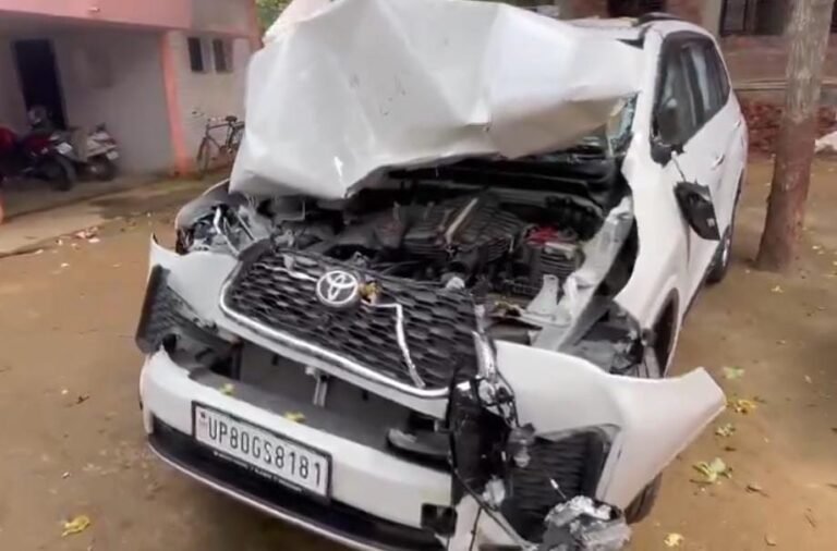 डीएम की गाड़ी हाईवे पर नीलगाय से टकराई। बुलंदशहर डीएम की गाड़ी से टकराई नीलगाय