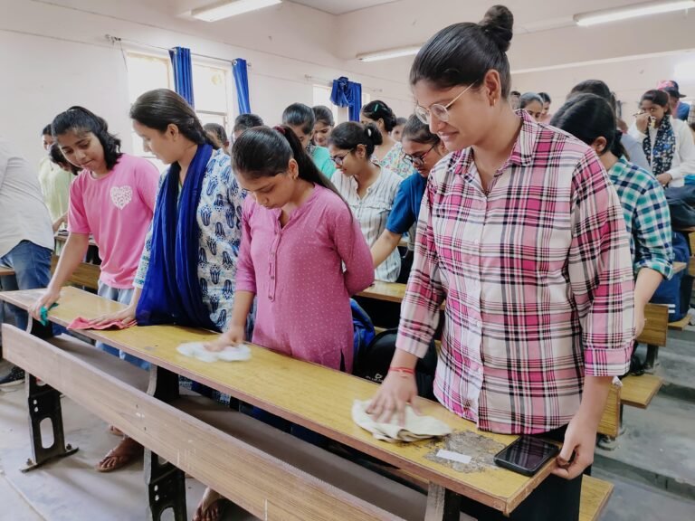 अंग्रेजी विभाग की अनूठी पहल ,क्लास के पहले विभागाध्यक्ष एवं विद्यार्थियों ने की कमरे की सफाई फिर अटेंड की क्लास