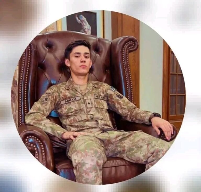 पाकिस्तानी सेना के लेफ्टिनेंट अहमान ने ख़ुद को गोली मारकर आत्महत्या कर लिया।