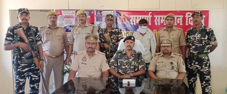 सोनौली कोतवाली में बरामद हेरोइन के साथ आरोपित व सुरक्षा एजेंसियों की टीम।