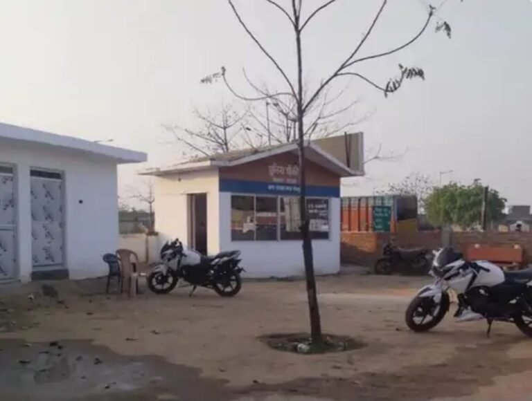 गोरखपुर में दो पुलिसकर्मी घूस लेते गिरफ्तार