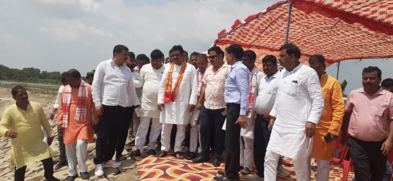केन्द्रीय राज्यमंत्री ने तटबंध का निरीक्षण कर अधिकारियों को दिए आदेश