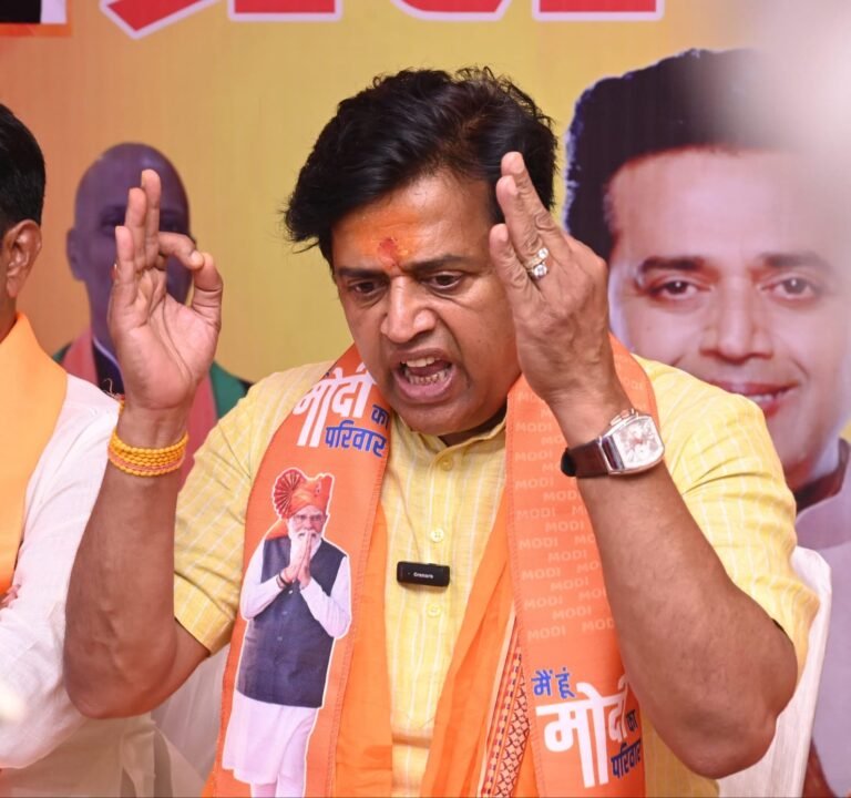 वर्तमान लोकसभा सत्र में गोरखपुर के सासंद रवि किशन शुक्ला ने संसद में तीन व्यक्तिगत बिल प्रस्तुत कर जनहित से जुड़े महत्वपूर्ण तीन बिल पुर्नस्थापित कराया l