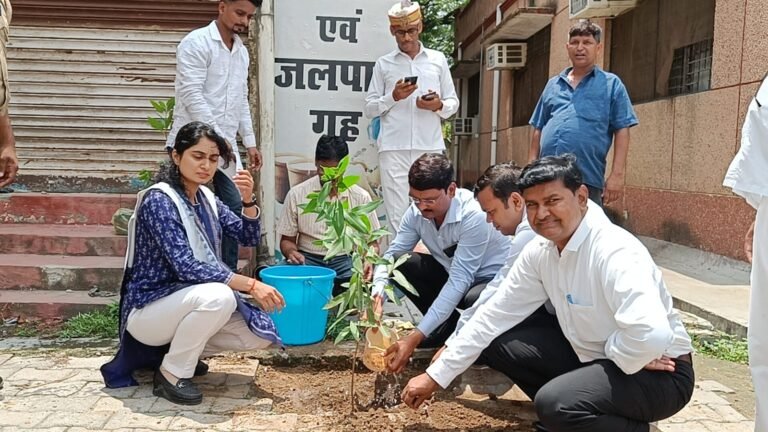 सदर तहसील प्रशासन ने किया पौधारोपण संरक्षित करने का लिया संकल्प