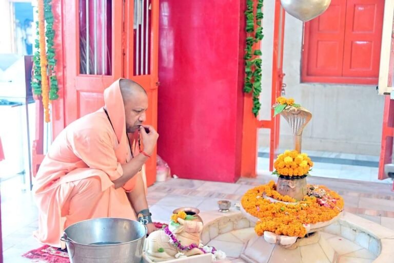 मुख्यमंत्री ने आज गोरखनाथ मंदिर में देवाधिदेव महादेव के दर्शन-पूजन