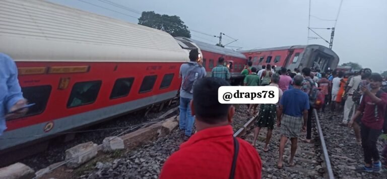 मंगलवार तड़के हावड़ा से मुंबई जाने वाली ट्रेन चक्रधरपुर के आगे बड़बांबे स्टेशन के पास दुर्घटनाग्रस्त हो गई है