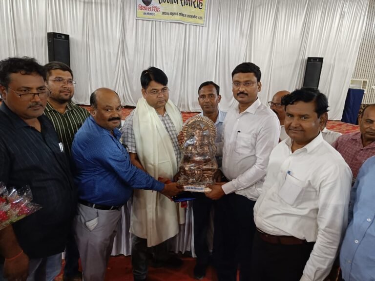 निवर्तमान सदर तहसीलदार विकास सिंह का गर्म जोशी के साथ किया गया विदाई