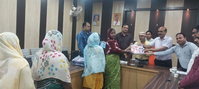 नगर पंचायत महिला के कर्मियों को एसडीएम ने बांटा रेनकोट