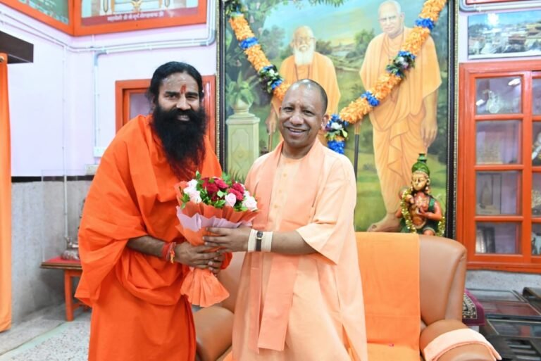 योगगुरु स्वामी रामदेव ने की सीएम योगी से शिष्टाचार भेंट