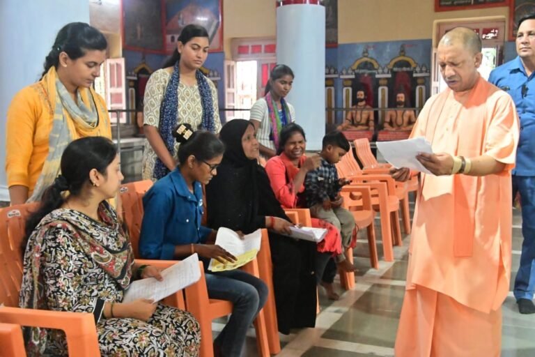 जनता दर्शन में सीएम योगी ने लगातार दूसरे दिन सुनीं 400 लोगों की समस्याएं