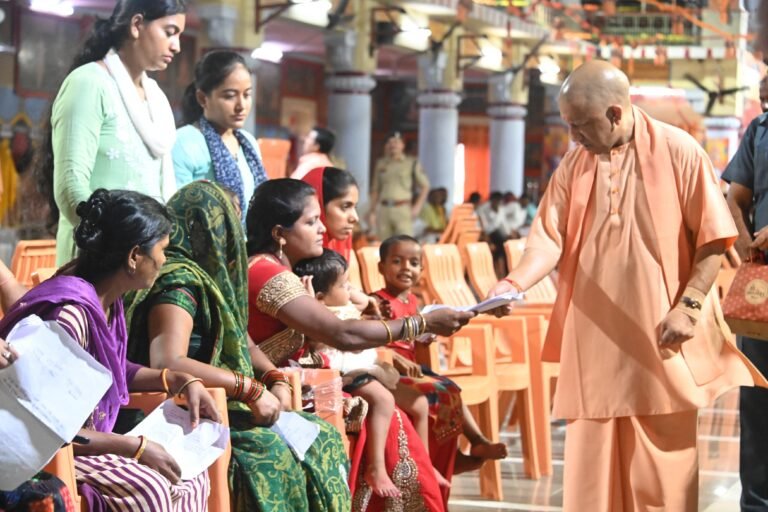 आज गोरखनाथ मंदिर में मुख्यमंत्री का जनता दर्शन।