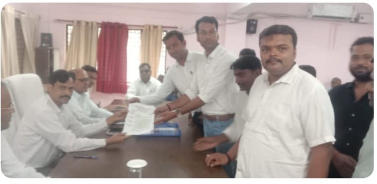 एसडीएम को लेखपालों ने अंश निर्धारण एवं कार्य के दबाव