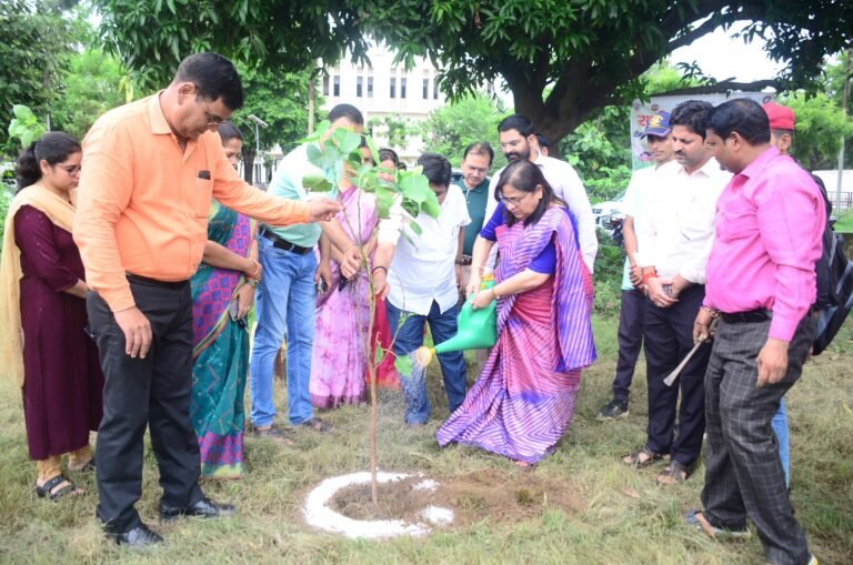 पीपल-वाटिका के निर्माण से हुआ दीक्षांत समारोह सप्ताह की शुरूआ