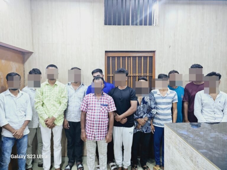 गोमती नगर क्षेत्र में बारिश के दौरान महिला से छेड़छाड़ और राहगीरों से बदसलूकी का मामला।