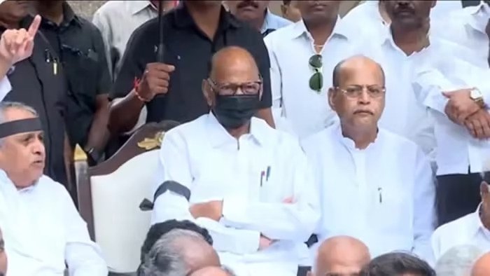 शरद पवार और सुप्रिया सुले ने मुंह पर बांधी काली पट्टी