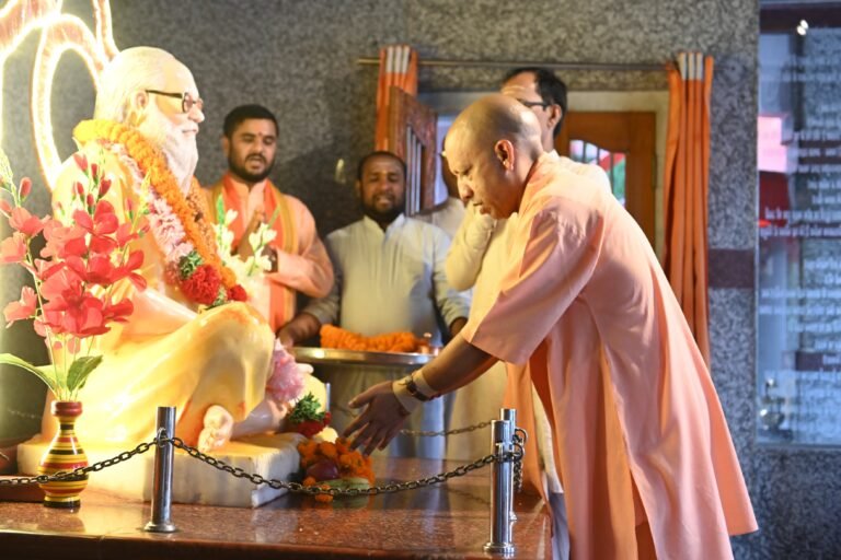 अपने दो दिवसीय दौरे पर गोरखपुर पहुँचे सीएम योगी आदित्यनाथ