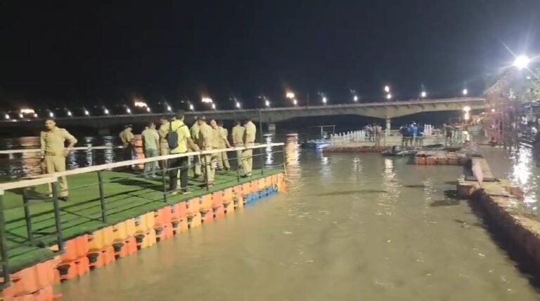 सरयू में श्रद्धालुओं को घूम रही नाव पलटी