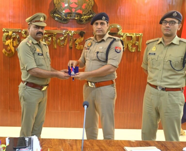 आज पुलिस अधीक्षक कुशीनगर सन्तोष कुमार मिश्रा