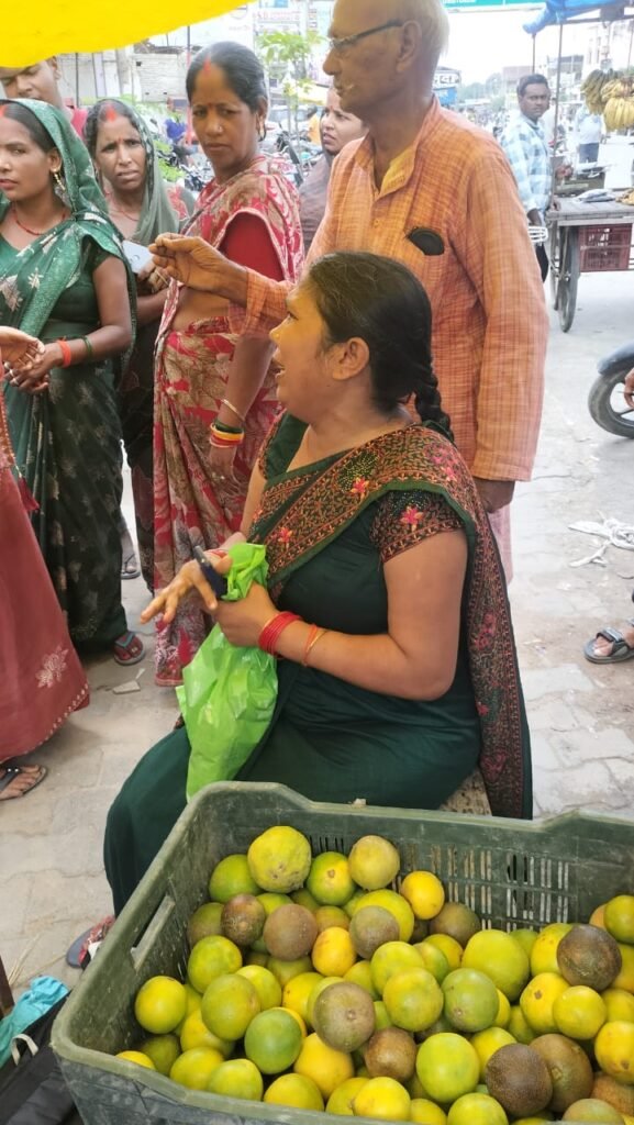 बाजार गयी महिला धोखाधड़ी की हुई शिकार