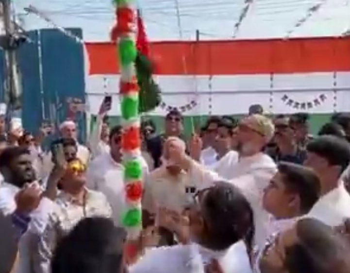 AIMIM प्रमुख असदुद्दीन ओवैसी ने स्वतंत्रता दिवस के अवसर पर राष्ट्रीय ध्वज फहराया।
