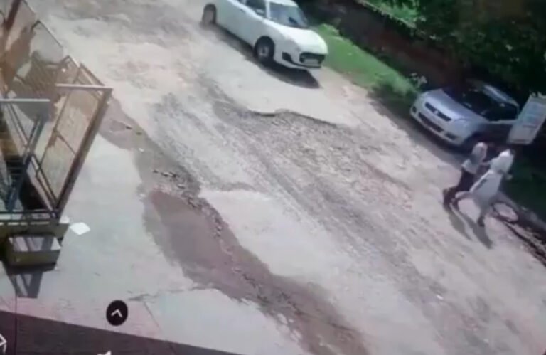 बुलंदशहर में कोर्ट की तारीख पर हाजिर होने के बाद पैदल घर लौट रही दो बहनों को लड़की के जेठ ने कार से रौंद दिया है