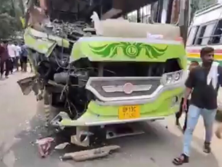 प्राइवेट बस और पिकअप की ज़ोरदार भिड़ंत।