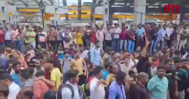 ठाणे के बदलापुर में 4 साल की दो बच्चियों का स्कूल के बाथरूम में सफाईकर्मी अक्षय शिंदे ने किया यौन शोषण