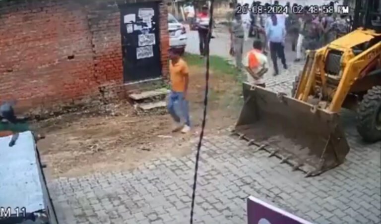 प्रयागराज में सपा नेता अमरनाथ मौर्या ने नगर निगम की टीम को राइफल लेकर दौड़ाया