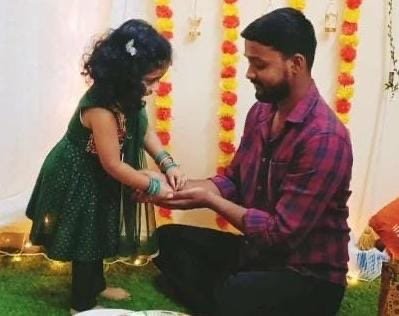 बहनों ने भाई की कलाई पर बांधा प्यार