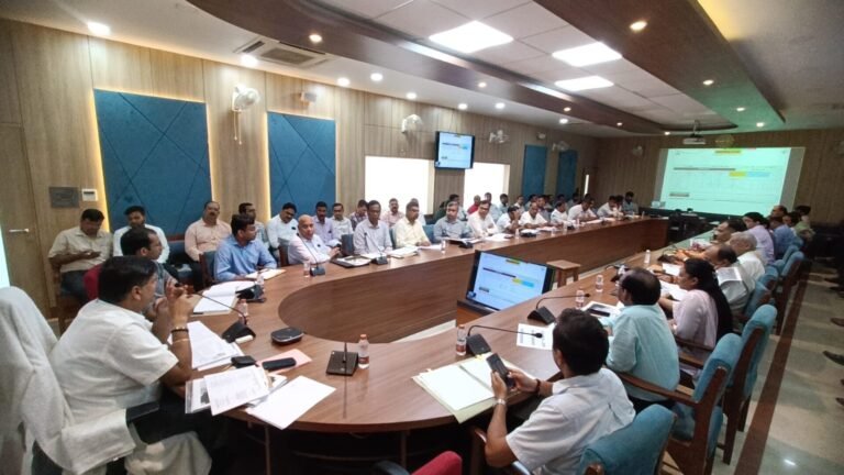 सीएम डैशबोर्ड, विकास कार्यों निर्माण कार्य का समीक्षा मंडलायुक्त ने किया