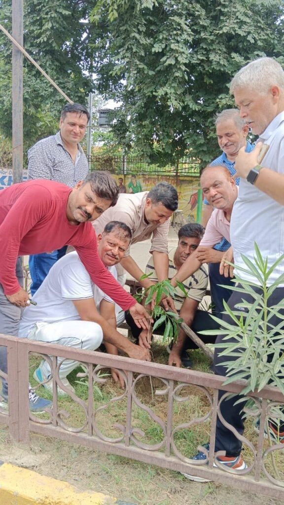 विश्वविद्यालय के छात्रावास के सामने “एलुमनी हास्टल ग्रुप“