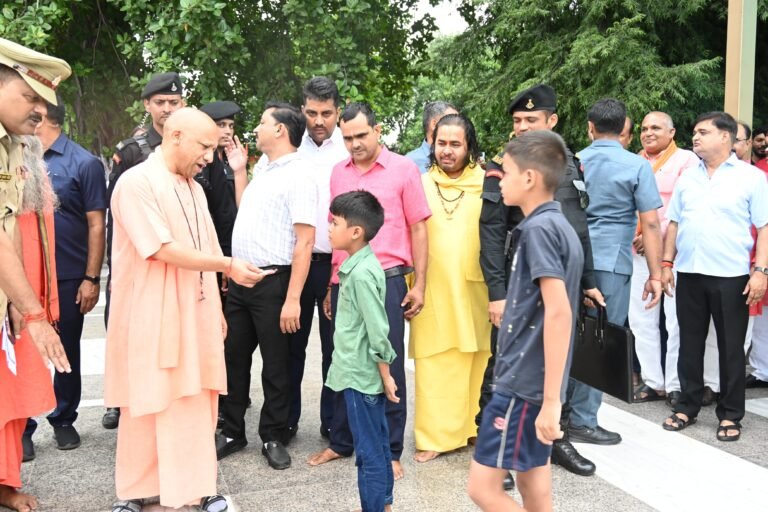 बाल श्रद्धालुओं से मिले सीएम योगी, जमकर बरसाया प्यार-दुलार.