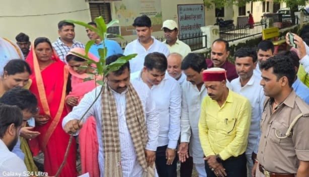 केन्द्रीय राज्यमंत्री ने आम के पौधे का किया बृक्षारोपण