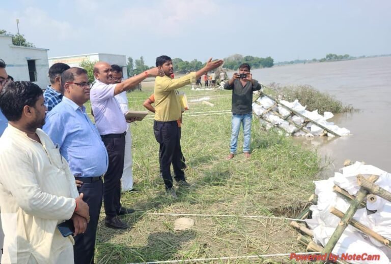बगहा देवार पहुंचे डीएम, बचाव कार्य में तेजी लाने का दिया निर्देश
