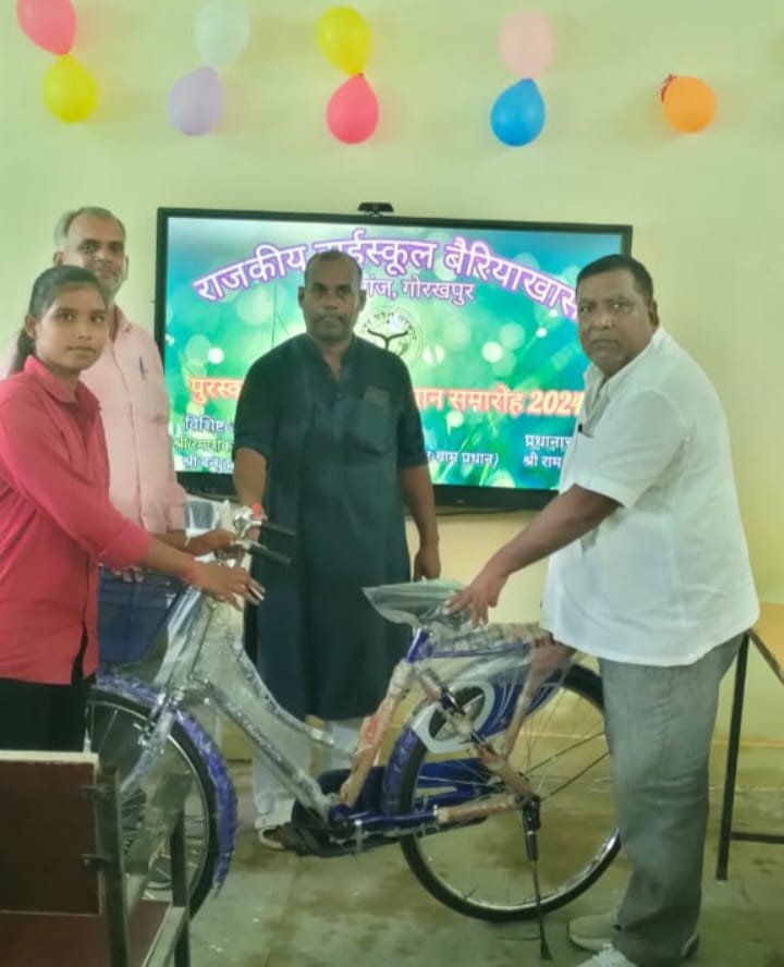 बोर्ड परीक्षा में सर्वोच्च अंक प्राप्त करने वाले छात्र छात्राएं हुए सम्मानित