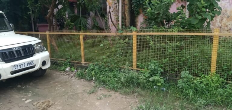 स्वास्थ्य केन्द्र में गंदगी और उगी जंगली घांस, बीमारीयों को दे रही न्योता