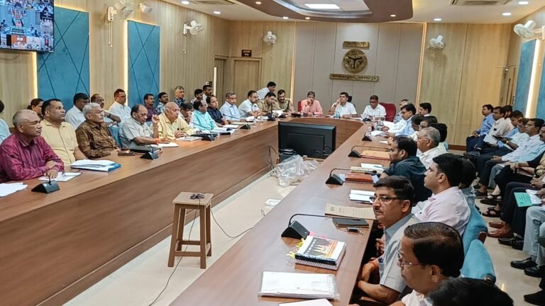 मुख्यमंत्री योगी ने वीडियो कॉन्फ्रेंसिंग कर त्यौहारों पर कानून व्यवस्था सुदृढ़ बनाए रखे का दिए निर्देश