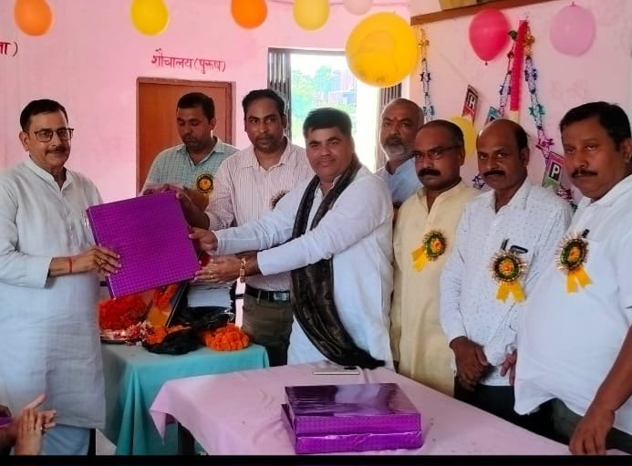 बच्चों के भविष्य के निर्माता है शिक्षक रामअशीष राय