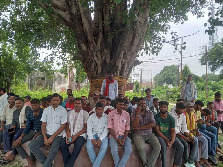 धरने पर बैठ विद्युत निविदा कर्मि किया विरोध प्रदर्शन