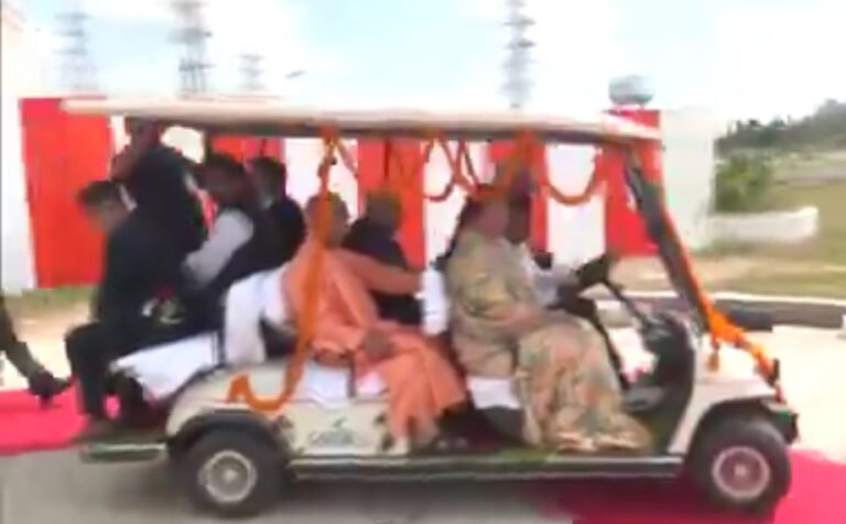 उपराष्ट्रपति जगदीप धनखड़ ने उत्तर प्रदेश के मुख्यमंत्री के साथ उत्तर प्रदेश सैनिक स्कूल का उद्घाटन किया।