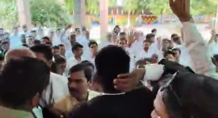 कासगंज में महिला अधिवक्ता की हत्या का मामला,विरोध में आज अधिवक्ताओं ने कलेक्ट्रेट पर किया