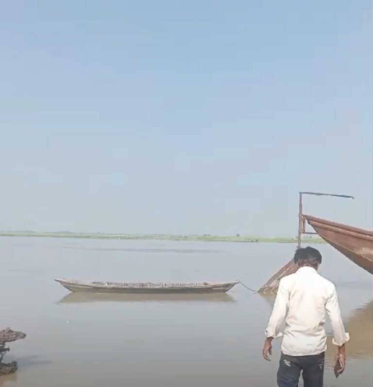 बेतिया में बड़ा हादसा, 15 टीचरों से भरी नाव पटजीरवा घाट पर पलटी