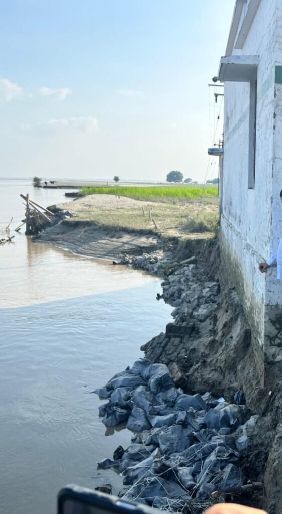 सरयू के धारा पर् खड़ा प्राथमिक विद्यालय बगहा