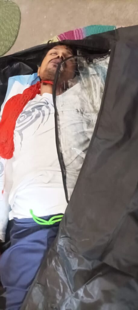 बन्द कमरे में फंदे से लटकता हुआ मिला शिक्षक का शव.