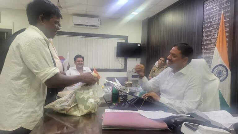 तब DM साहब ने उससे पूछा कहां से आ रहे हो, तो उसने अपने गांव का पता बताया तब DM साहब नेपूछा कुछ खाए हो