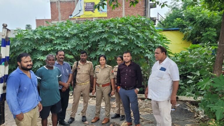 जिला प्रशासन व तिवारीपुर पुलिस ने गैंगस्टर के अभियुक्त की 90 लाख की संपत्ति को किया जब्त