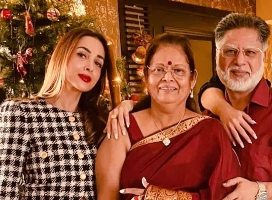 अभिनेत्री मलाइका अरोड़ा के पिता अनिल अरोरा ने छठवीं मंजिल की गैलरी से छलांग लगा कर आत्महत्या की।